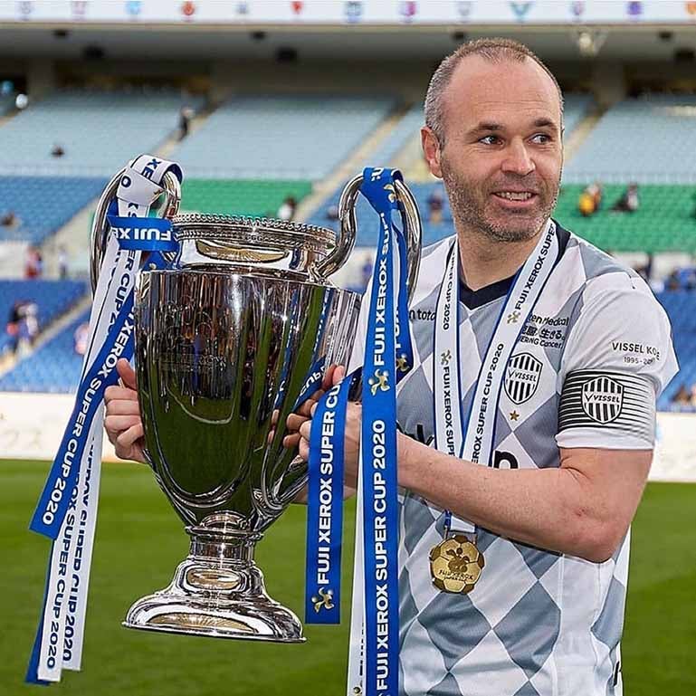 Andrés Iniesta con la Supercopa de Japón 