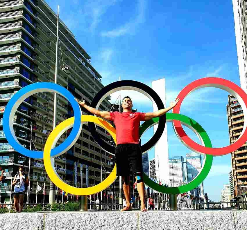 Taufatofua con los Aros Olímpicos en Tokio