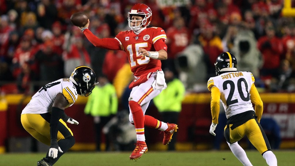 Kansas City Chiefs jugando partido ante los Steelers en la NFL