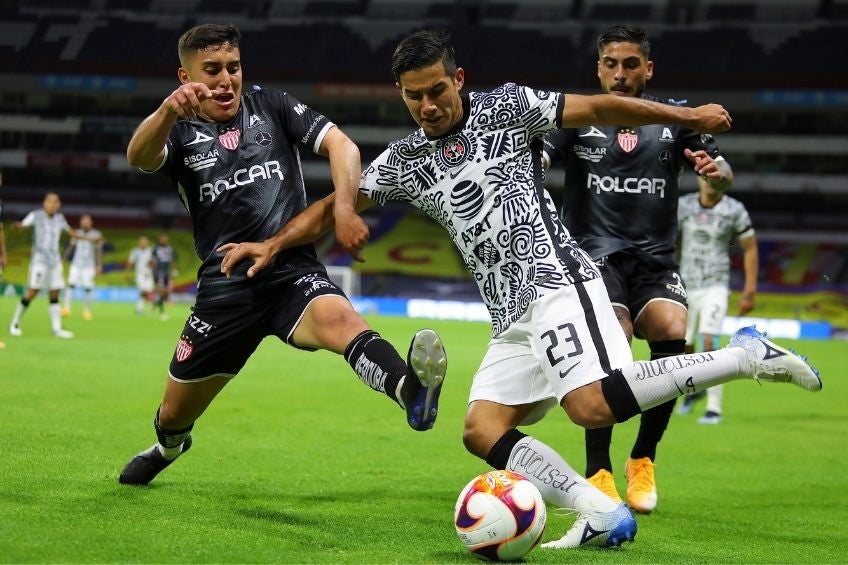 Jesús López y Alejandro Zendejas disputando el balón