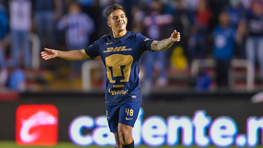 Marco García jugando partido con Pumas en la Liga MX