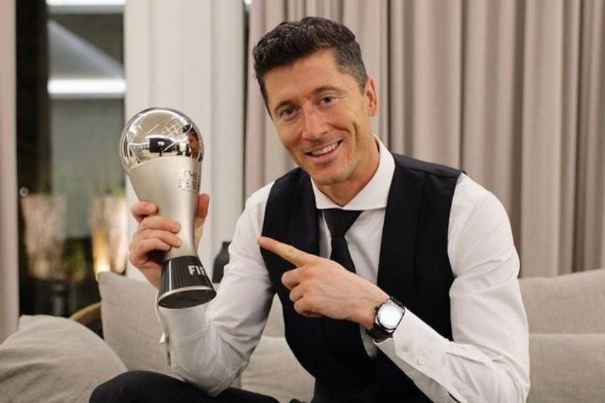 Lewandowski con el premio The Best