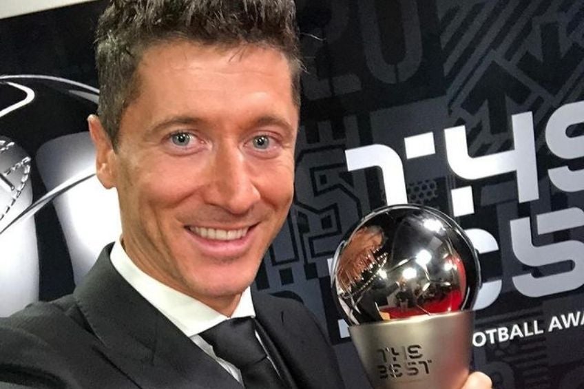 Robert Lewandowski con su premio