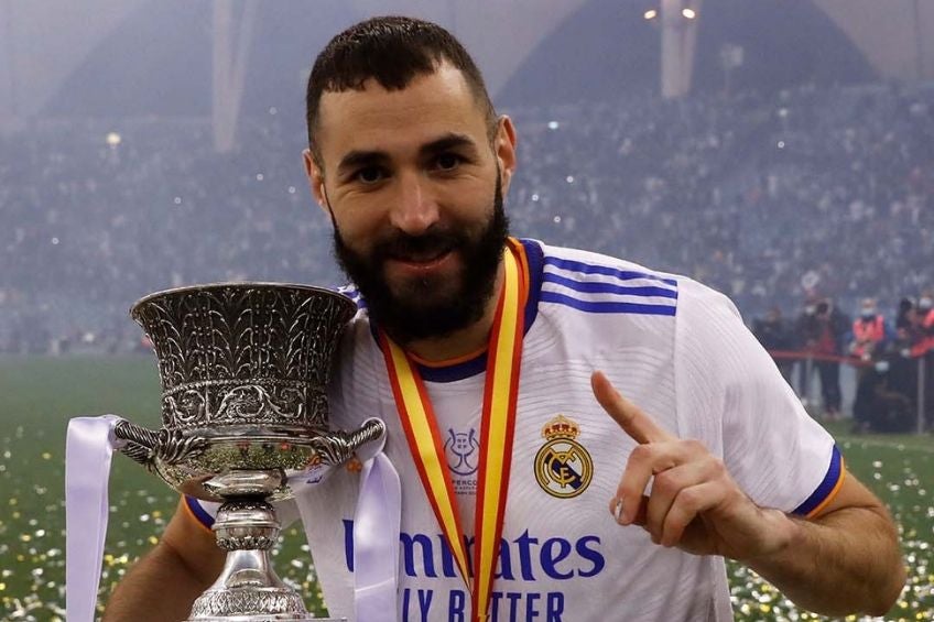 Karim Benzema con el trofeo de la Supercopa de España