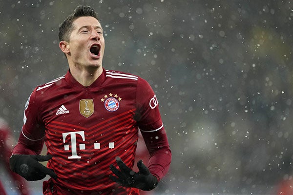 Lewandowski festeja gol con el Bayern