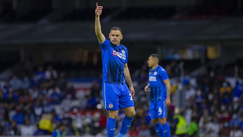 Pablo Aguilar en partido con Cruz Azul