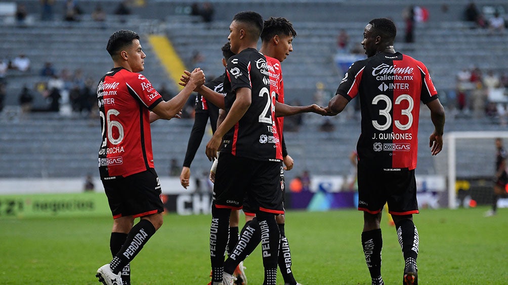 Jugadores de Atlas festejan un gol