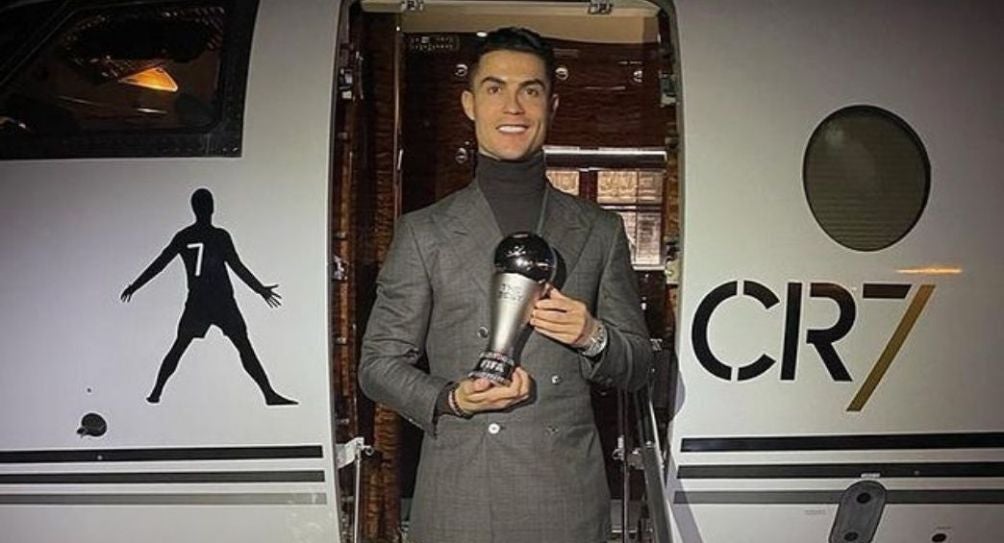 Cristiano Ronaldo con el premio The Best