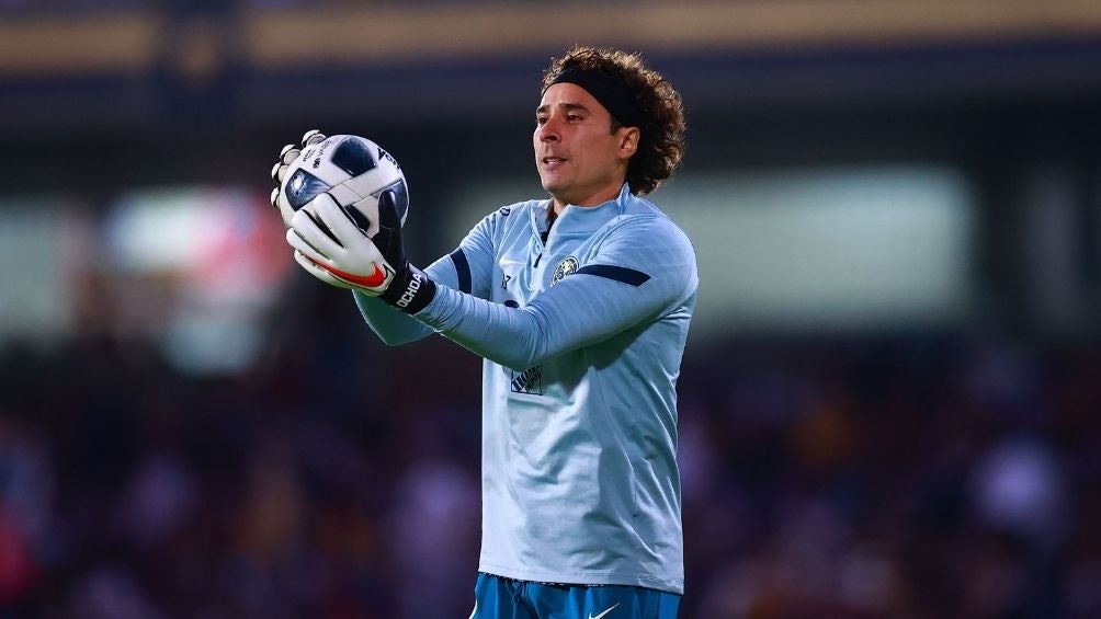 Ochoa en un partido con América