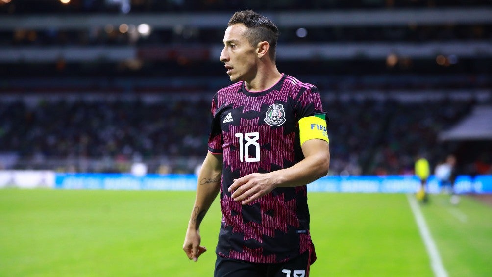 Andrés Guardado durante un partido con México