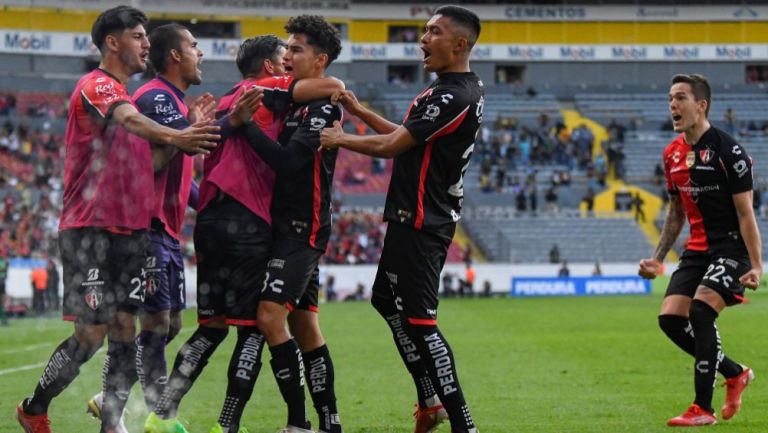 Jugadores Rojinegros festejando el gol a favor 