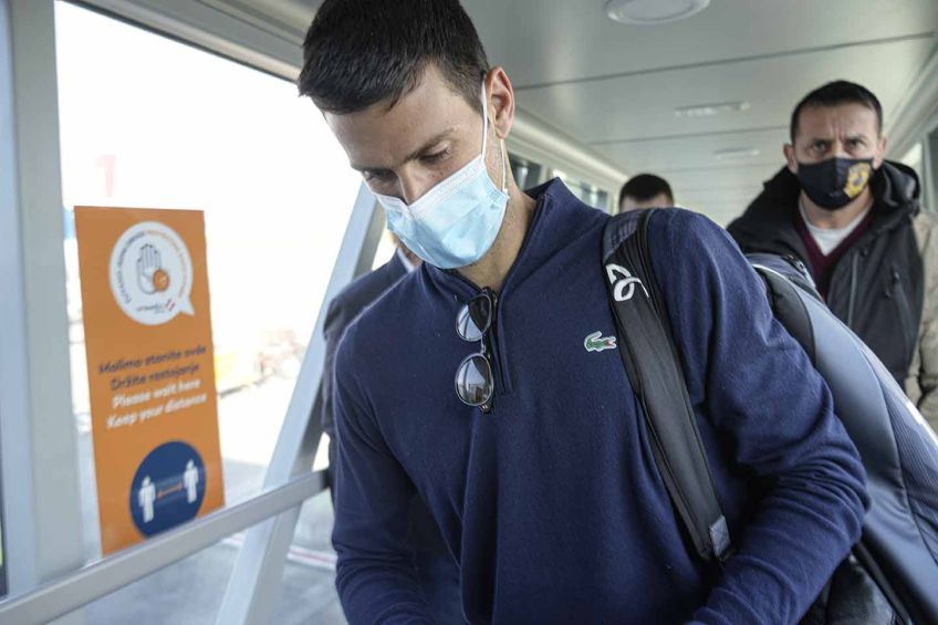 Djokovic, abordando un avión tras ser deportado de Australia 