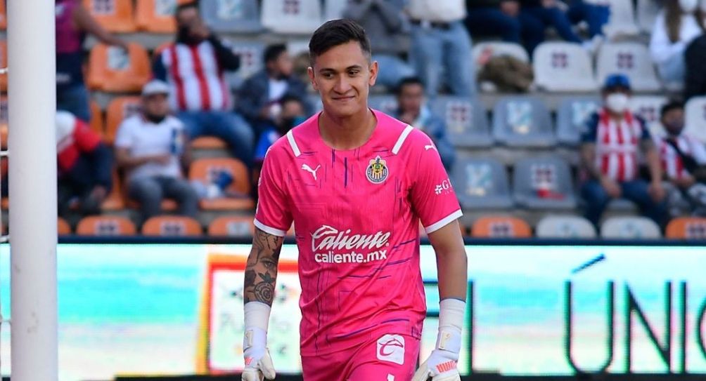 Raúl Gudiño durante el partido de Chivas