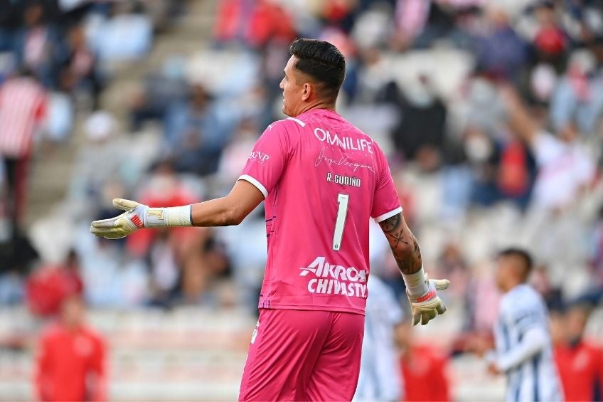 Raúl Gudiño durante el partido de Chivas