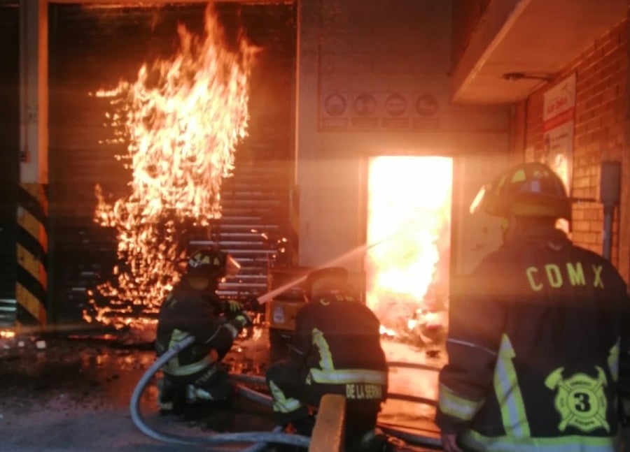 El Cuerpo de Bomberos combatiendo el incendio