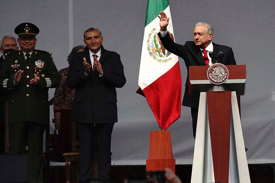 Andrés Manuel López Obrador saluda en una conferencia