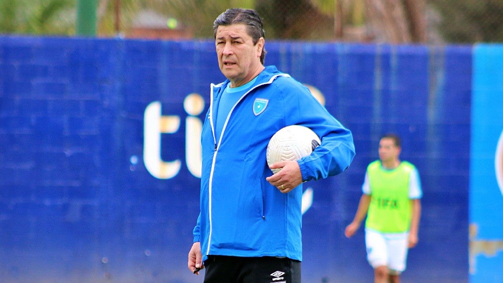 Fernando Tena dirigiendo entrenamiento de la Selección de Guatemala