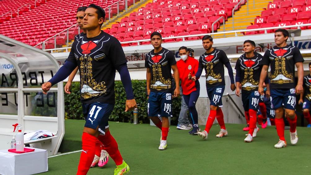 Jugadores del Tapatío realizando homenaje a los mariachis