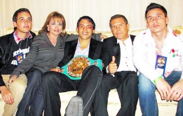 Julio César Chávez Jr. posa junto a su familia