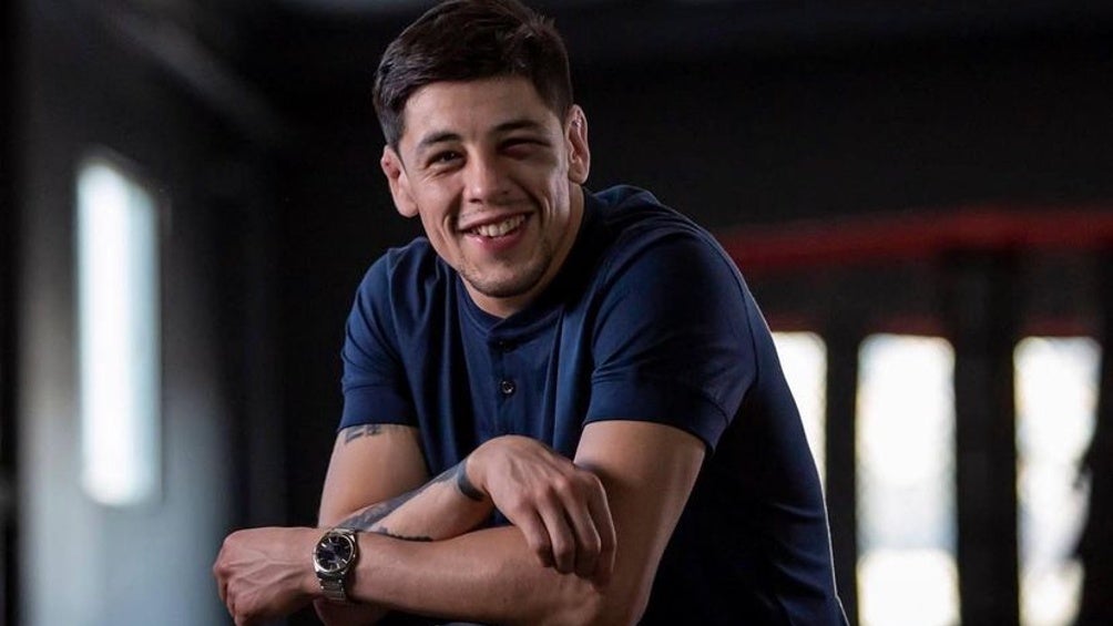 Brandon Moreno en sesión fotográfica; peleador de la UFC