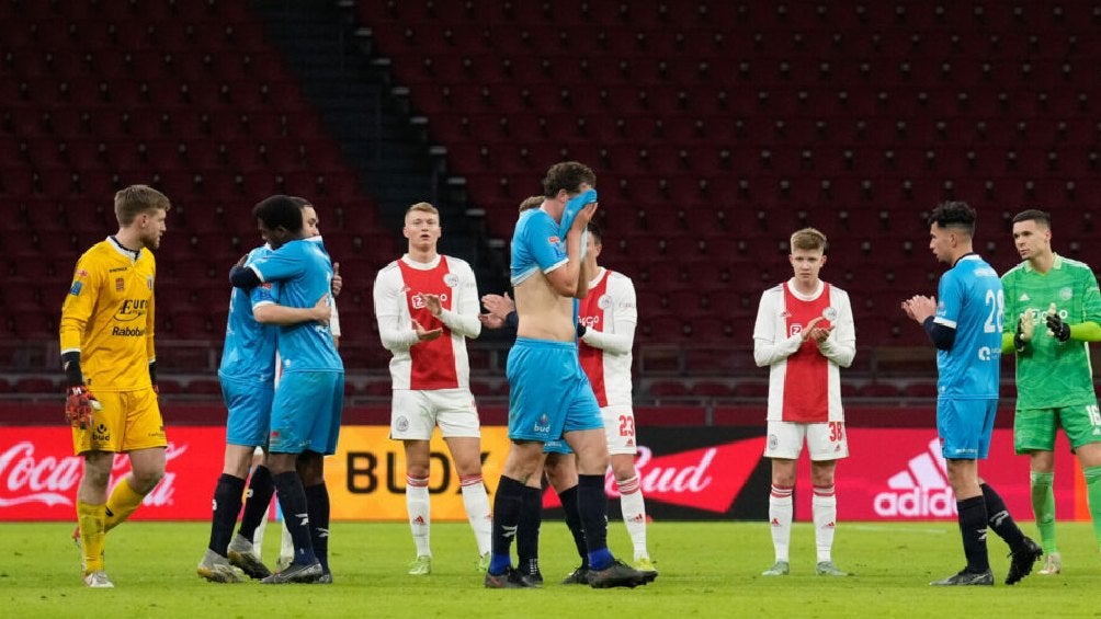 Devin Plank recibido con pasillo creado por jugadores del Ajax y Excelsior