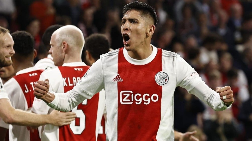 Edson Álvarez reacciona durante juego con el Ajax