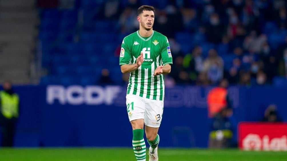 Guido Rodríguez jugando partido en LaLiga con Real Betis