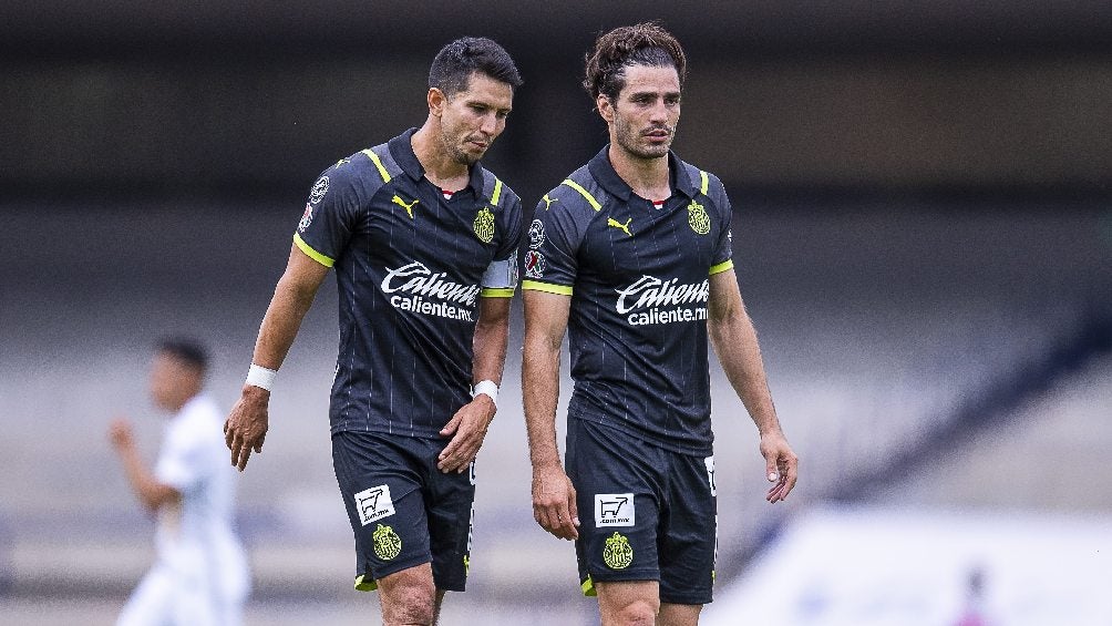 Jesús Molina y Antonio Briseño durante partido con Chivas en Liga MX