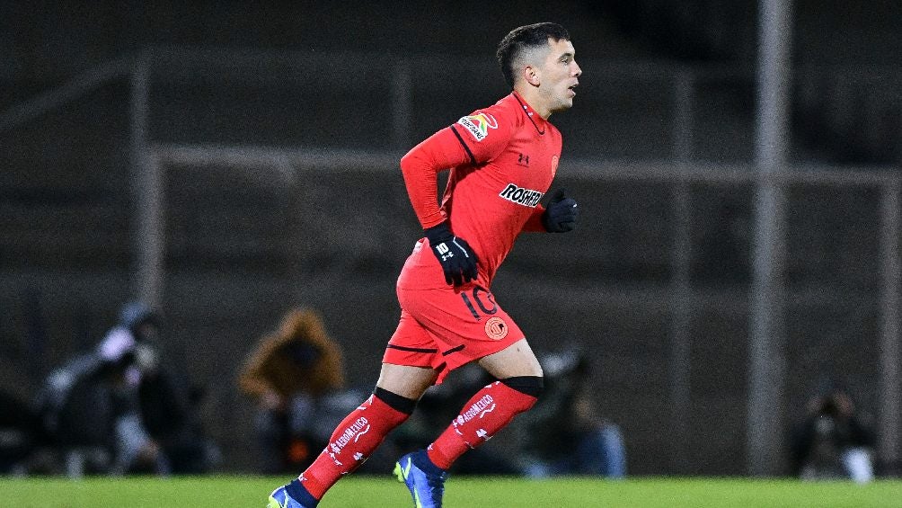 Leo Fernández jugando partido en la Liga MX con los Tigres