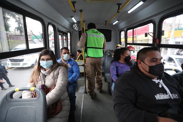 Mexicanos se protegen del coronavirus en el transporte público