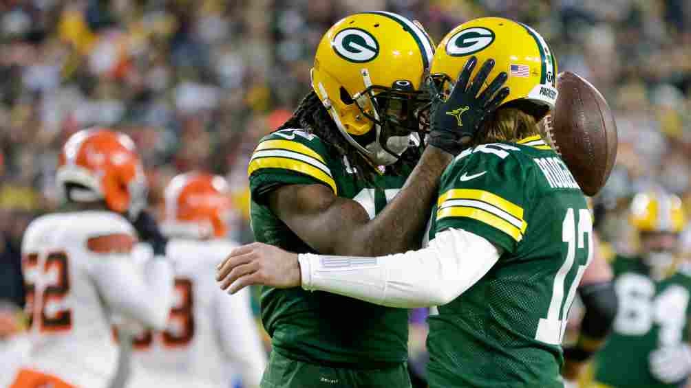 Devante Adams y Aaron Rodgers celebrando un TD