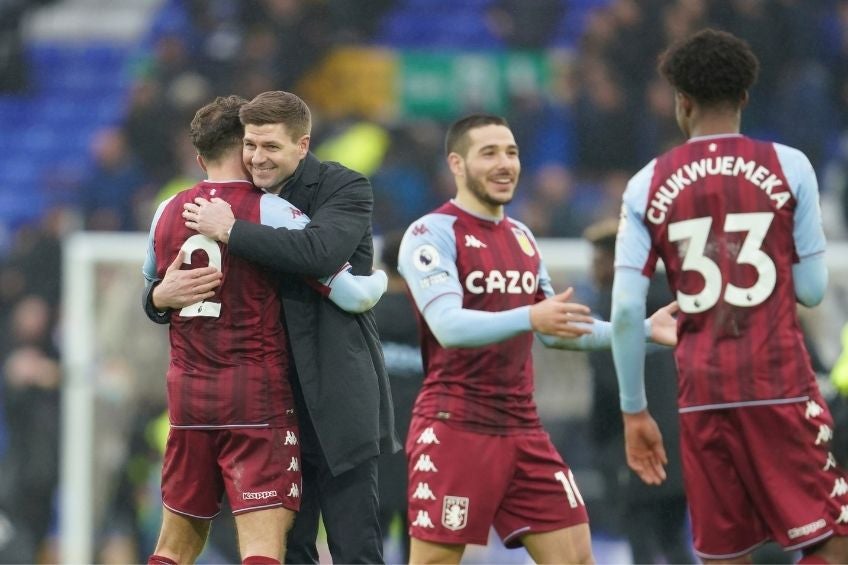 Matty Cash y Steven Gerrard tras el partido