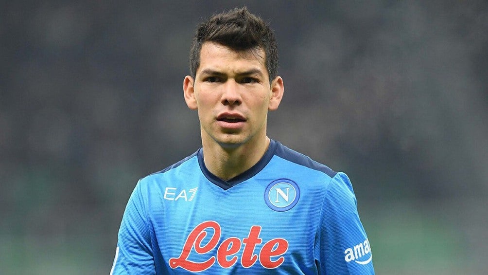 Hirving Lozano jugando partido con el Napoli en la Serie A