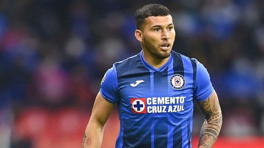 Juan Escobar jugando partido en la Liga MX con Cruz Azul