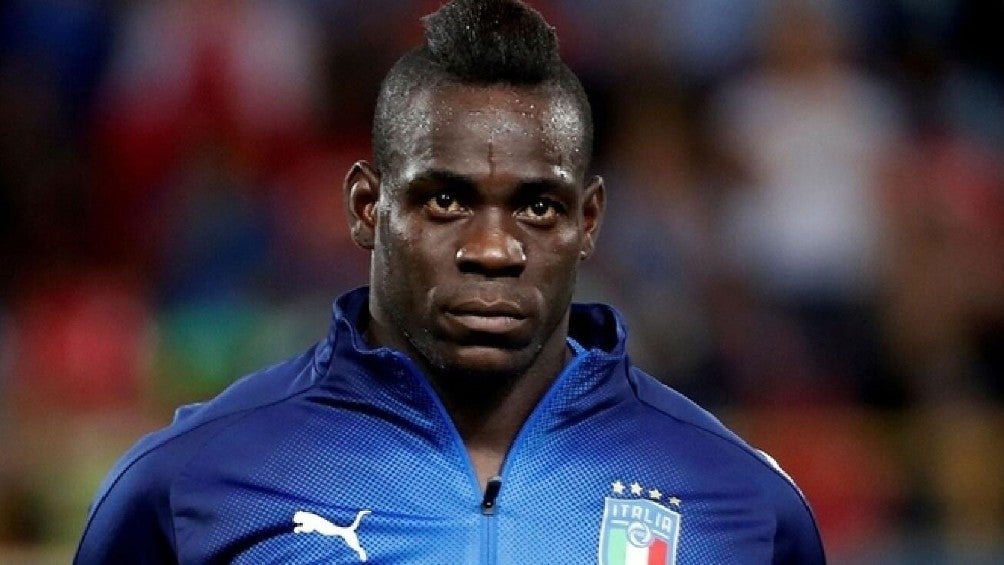 Mario Balotelli jugando partido con la Selección de Italia