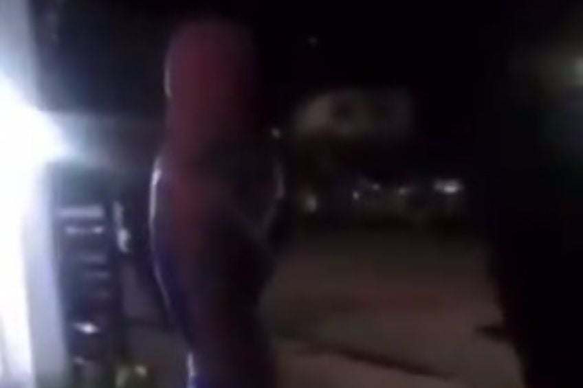 Mujer disfrazada de Spider-Man previo a ayudar a los niños