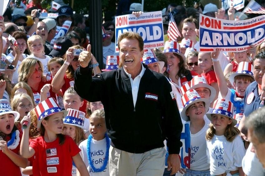 Arnold Schwarzenegger durante su campaña