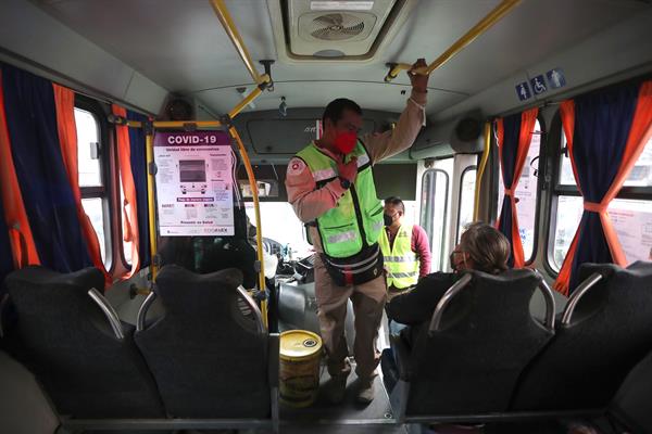 Integrantes de la Célula Covid-19 revisan que las personas porten mascarilla