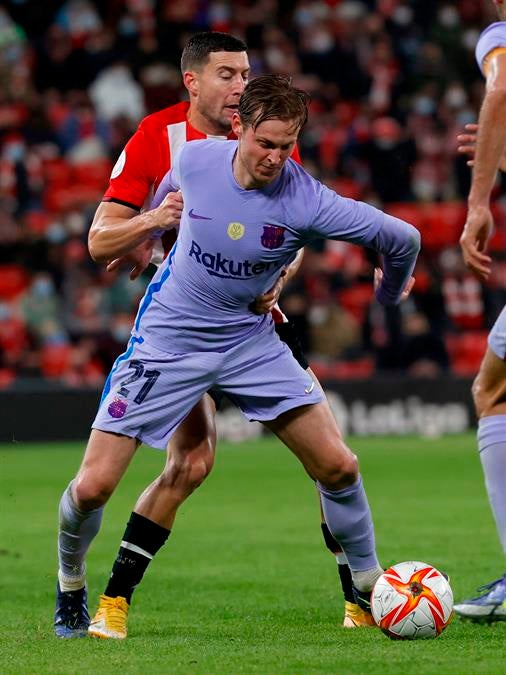 Frenkie de Jong durante un partido con el Barcelona