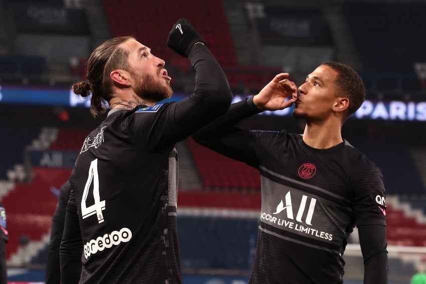 Sergio Ramos y Kehrer celebrando un gol a favor