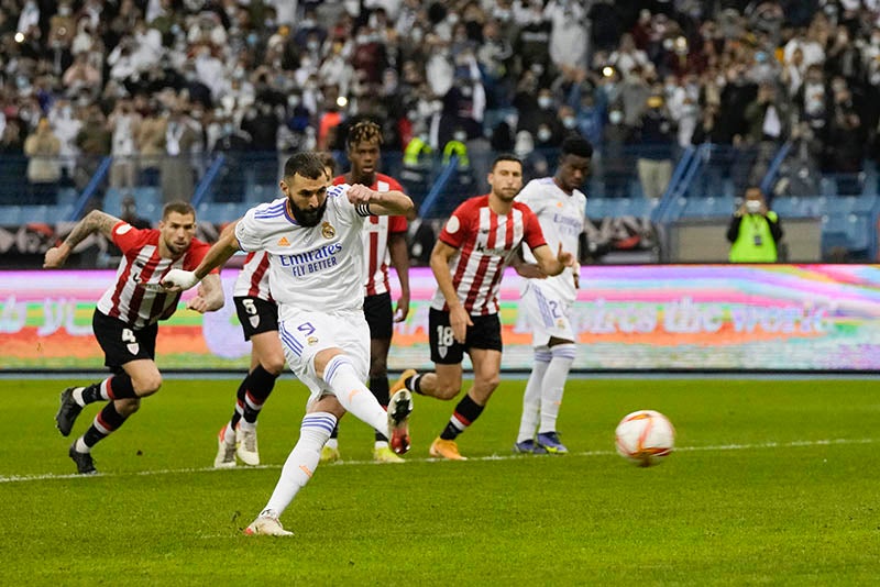 Karim Benzema durante un duelo con el Real Madrid 