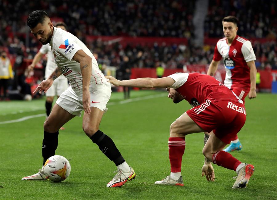 Tecatito Corona durante un partido con Sevilla