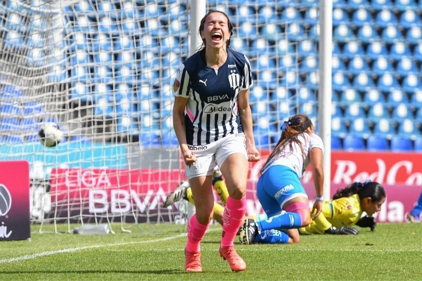 Daniela Solís festejando un gol