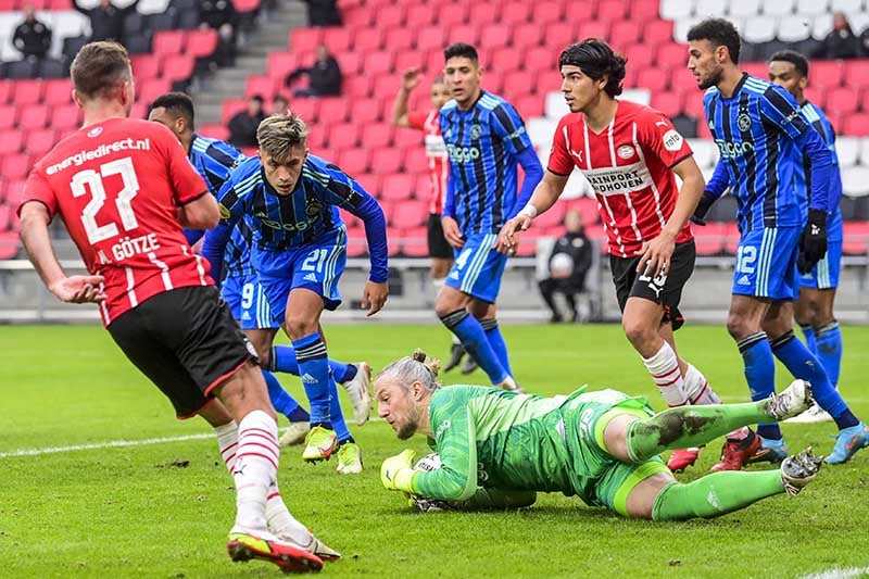 Guti y Edson en el duelo PSV vs Ajax 