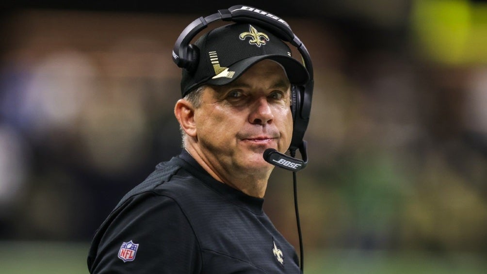 Sean Payton dirigiendo a New Orleans Saints en partido de la NFL