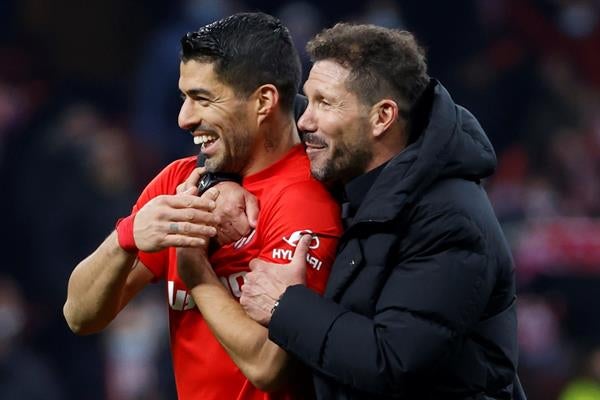 Diego Simeone, el entrenador del Atlético de Madrid, y Luis Suárez