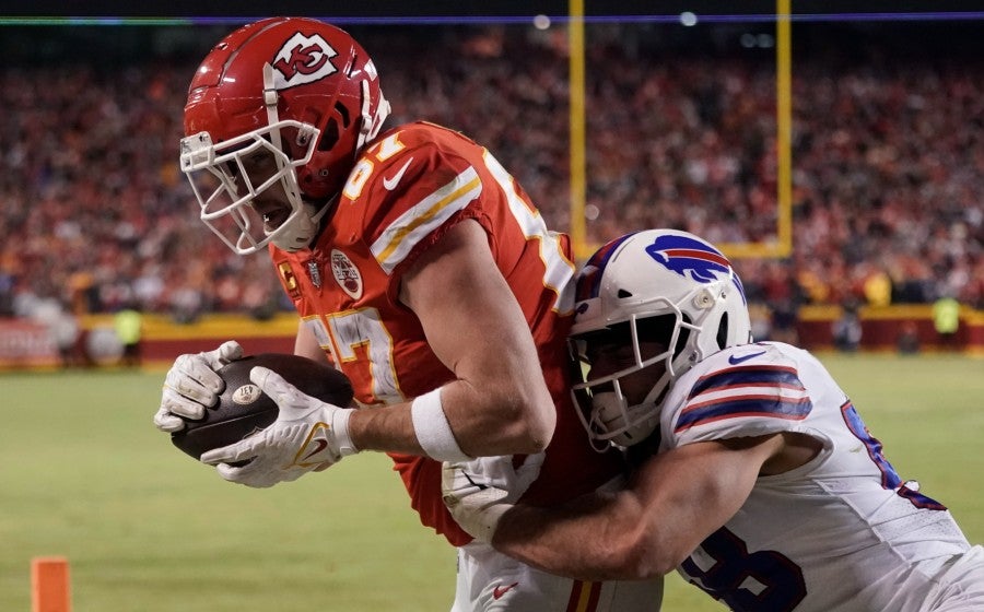 Travis Kelce anota el touchdown del triunfo