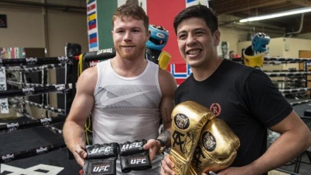 Saúl 'Canelo' Álvarez con Brandon Moreno