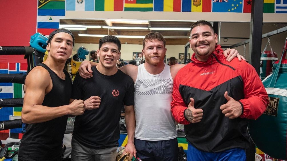 Saúl 'Canelo' Álvarez con Brandon Moreno