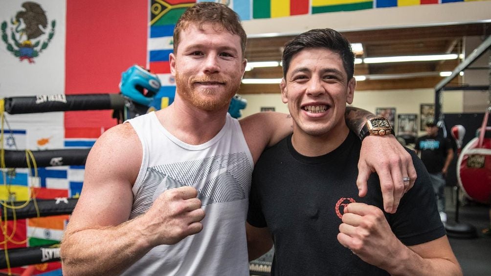 Saúl 'Canelo' Álvarez con Brandon Moreno